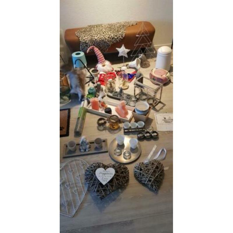 Allerlei spullen IN 1 KOOP !!!! Bruine bank is niet te koop!