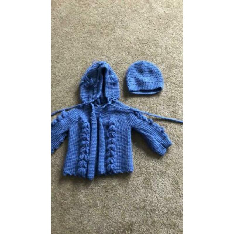 Prachtig gebreid vestje + mutsje Newborn