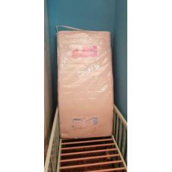Baby ledikant met nieuwe ongebruikte matras