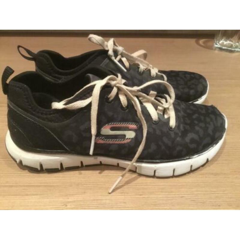 Skechers, maat 36.