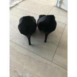Zwarte en goude pumps