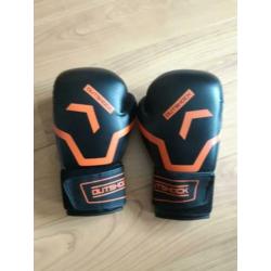 Bokszak professioneel met bokshandschoenen
