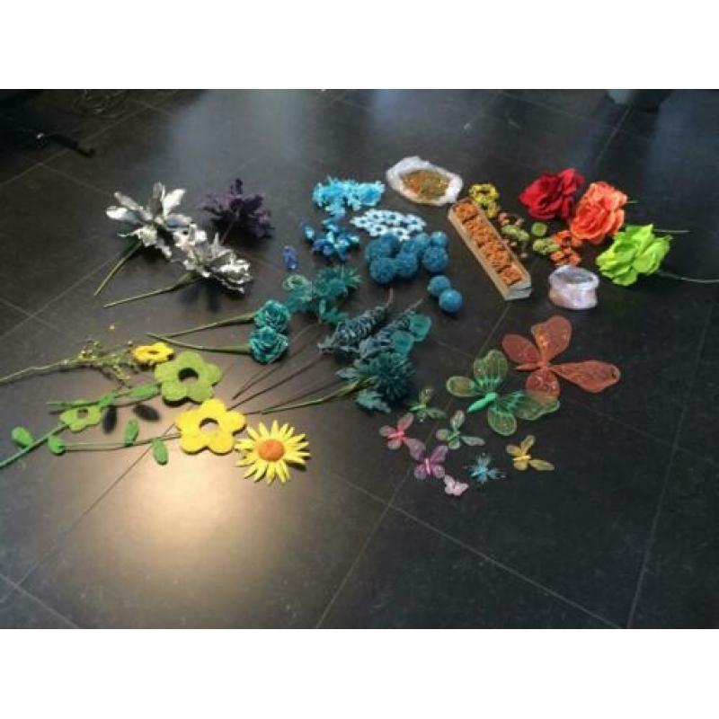 Mooie verschillende kleuren kunstbloemen en decoraties