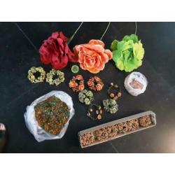 Mooie verschillende kleuren kunstbloemen en decoraties