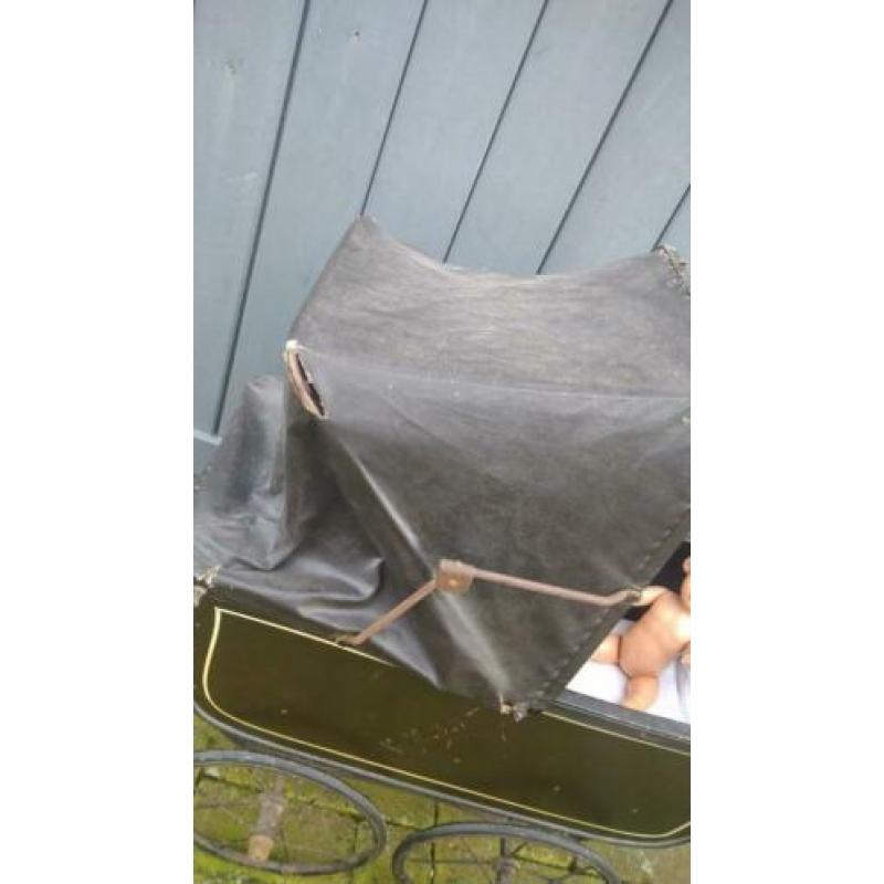 antieke poppenwagen