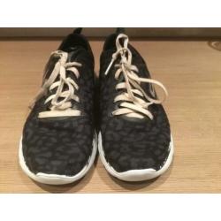 Skechers, maat 36.