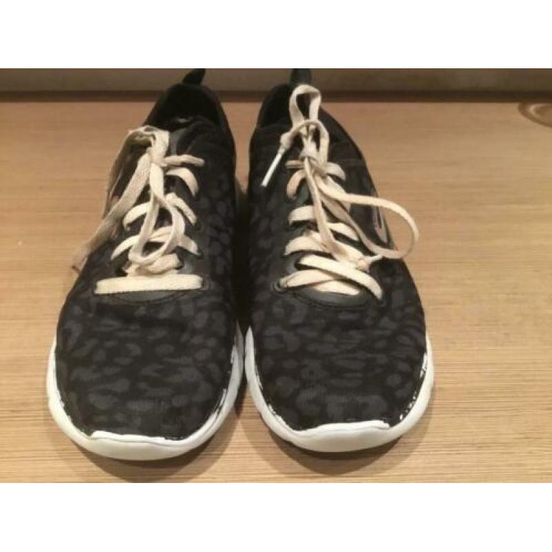 Skechers, maat 36.