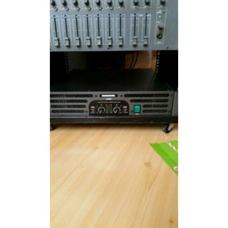 Mackie m3000 versterker