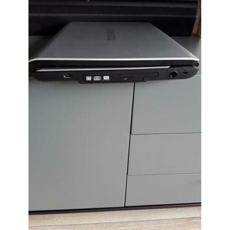 TOSHIBA SATELLITE met oplader