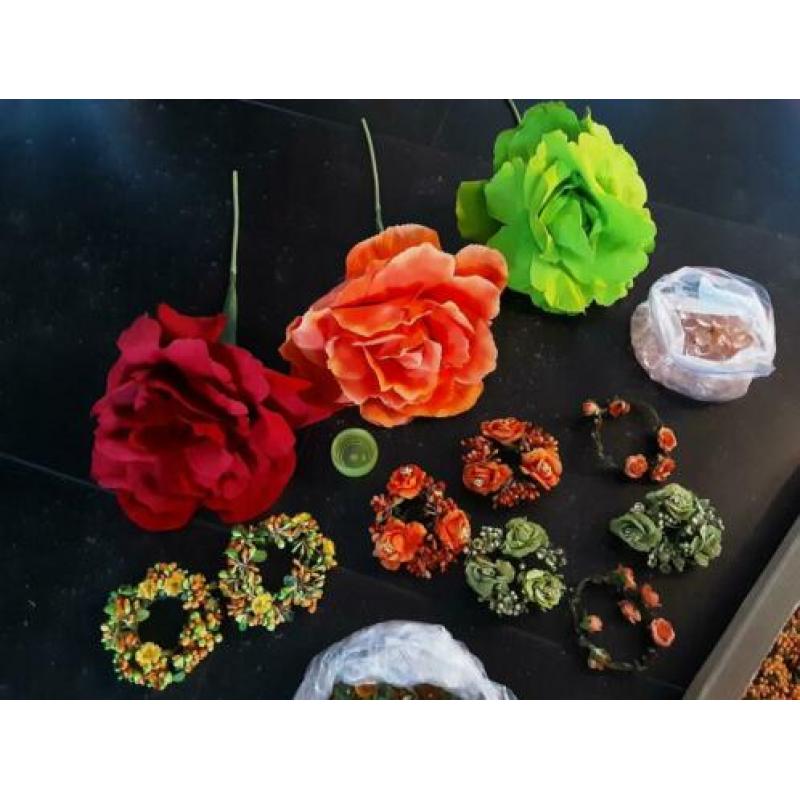 Mooie verschillende kleuren kunstbloemen en decoraties