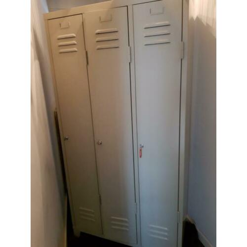 Mooie industriele vintage 3 deurs locker kast
