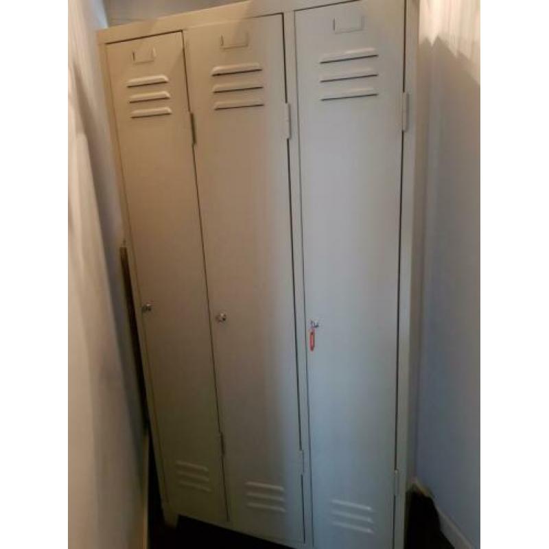 Mooie industriele vintage 3 deurs locker kast