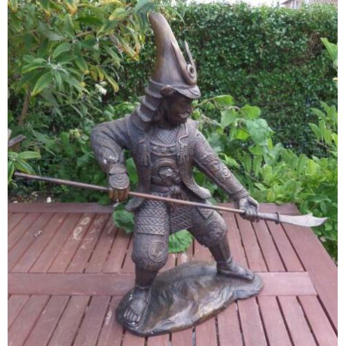 antiek Chinees beeld van strijder hoog 57 cm. brons