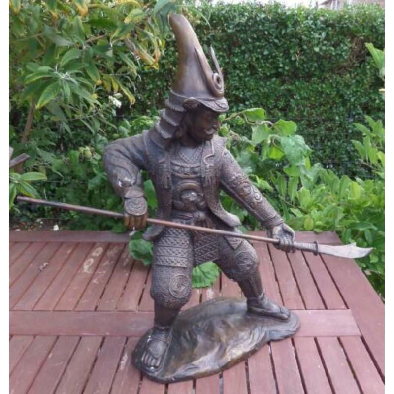 antiek Chinees beeld van strijder hoog 57 cm. brons