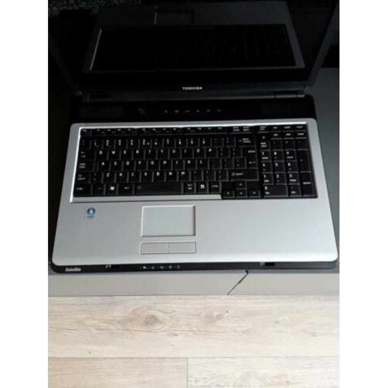 TOSHIBA SATELLITE met oplader
