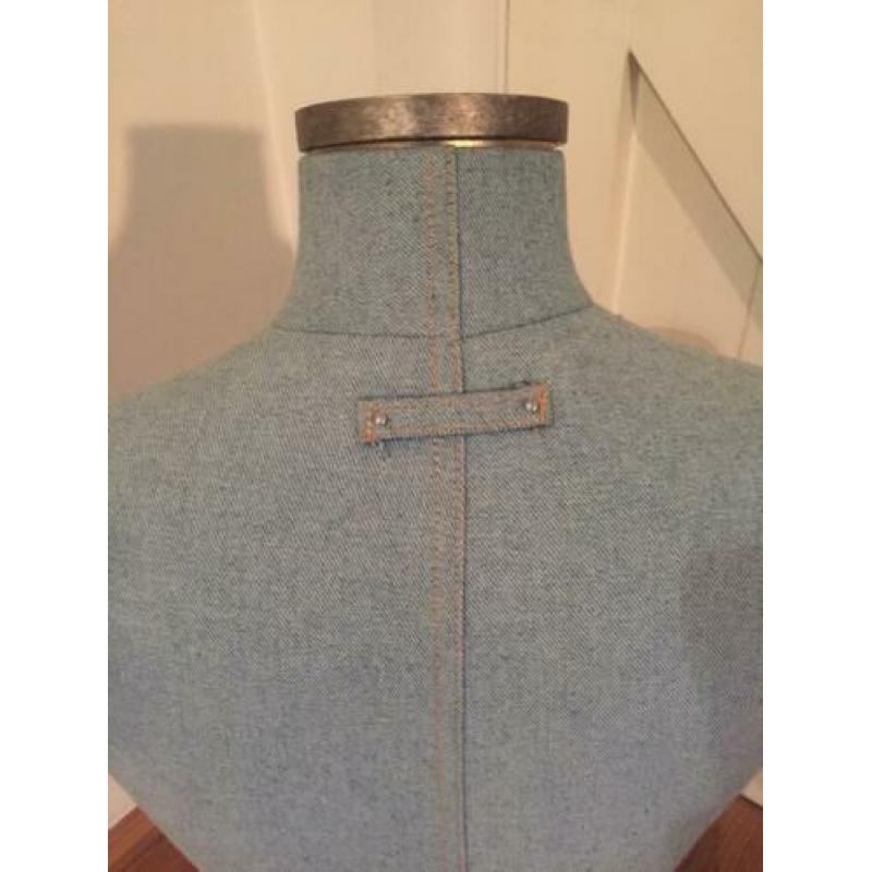 Mannen buste van lichtblauwe denim stof