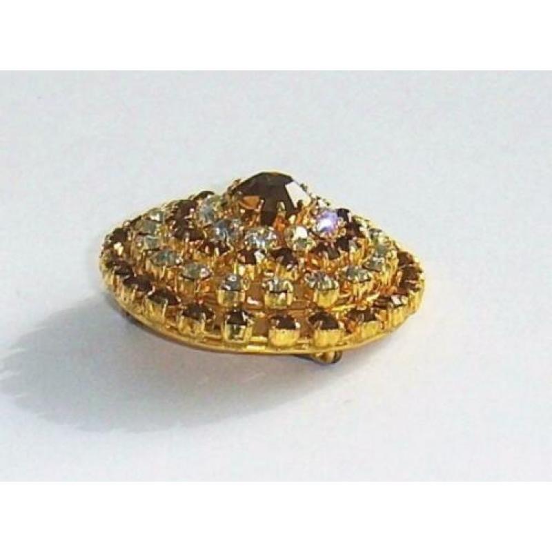 Sierlijke broche met swarovski kristallen.