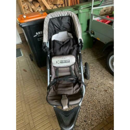 Duokinderwagen, een babynestje en zitje