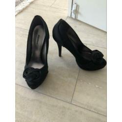 Zwarte en goude pumps