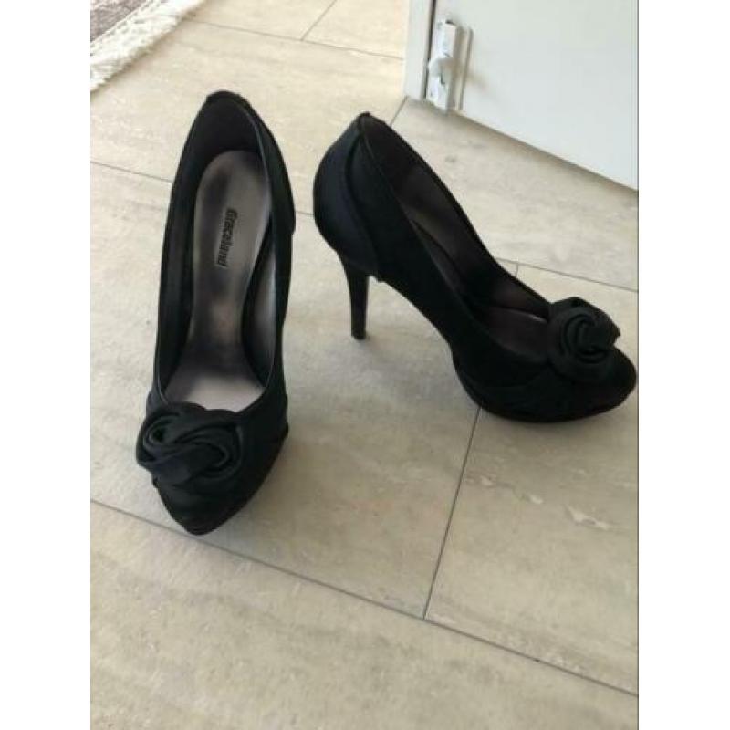 Zwarte en goude pumps