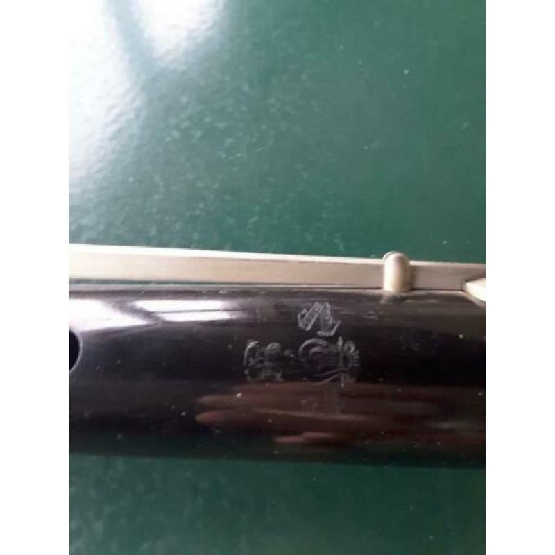 Antieke Duitse houten dwarsfluit met metalen kop.