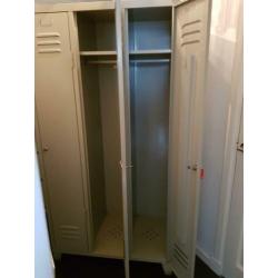 Mooie industriele vintage 3 deurs locker kast