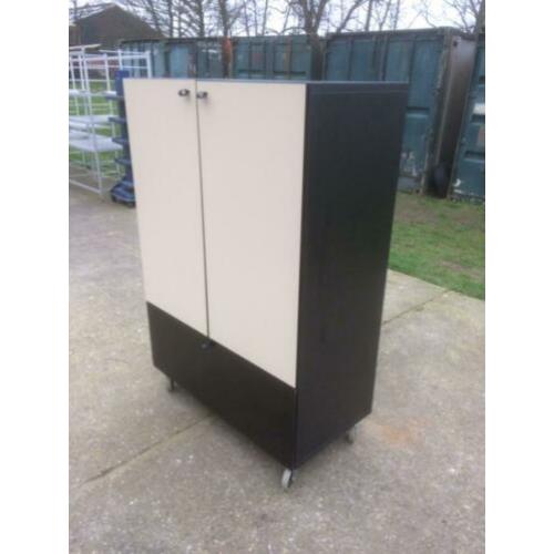 houten archiefkast op wielen