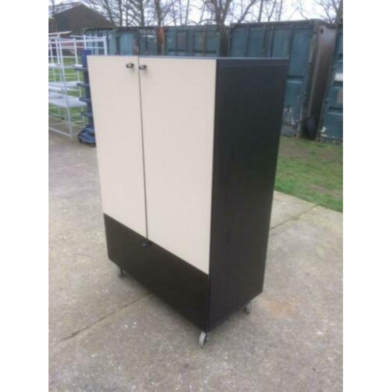 houten archiefkast op wielen