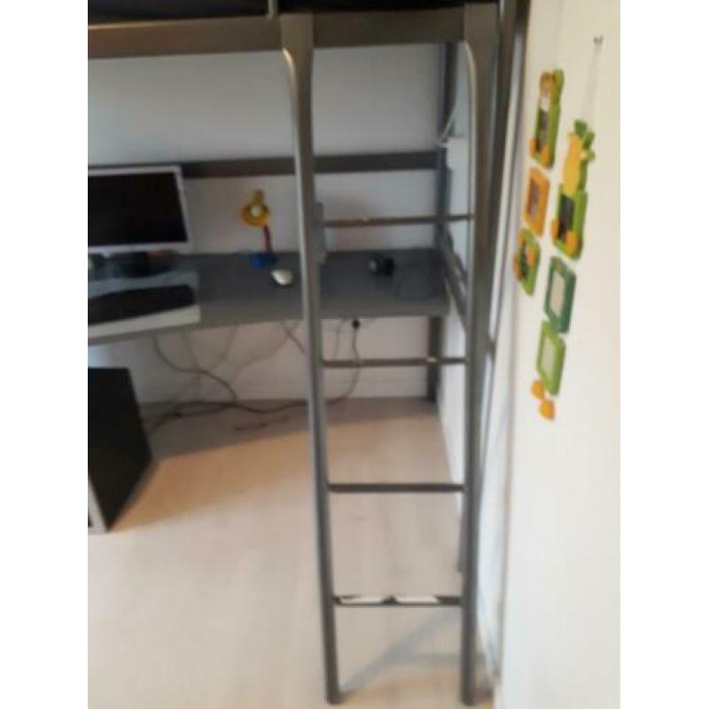 Hoogslaper IKEA-Svärta met bureaublad i.z.g.st.