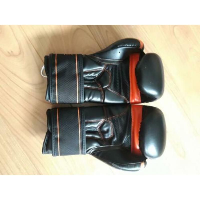 Bokszak professioneel met bokshandschoenen