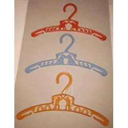 3 Vintage baby/kinder kledinghangers met dieren decoratie.