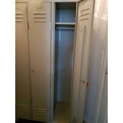 Mooie industriele vintage 3 deurs locker kast
