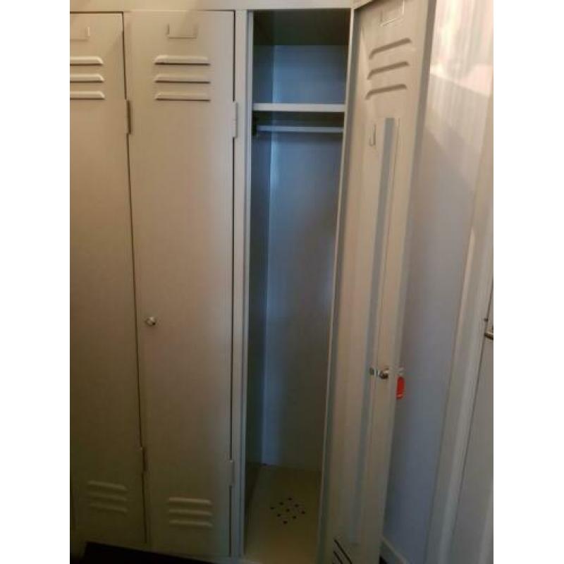 Mooie industriele vintage 3 deurs locker kast