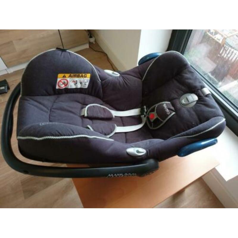 Maxicosi Cabriofix, babyinzet, adapters en zomerhoes