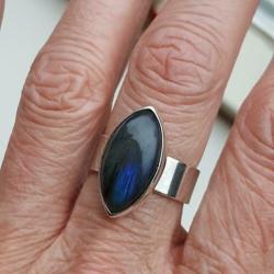 Mooie nw. handgemaakte zilveren ring met Labradoriet mt 18