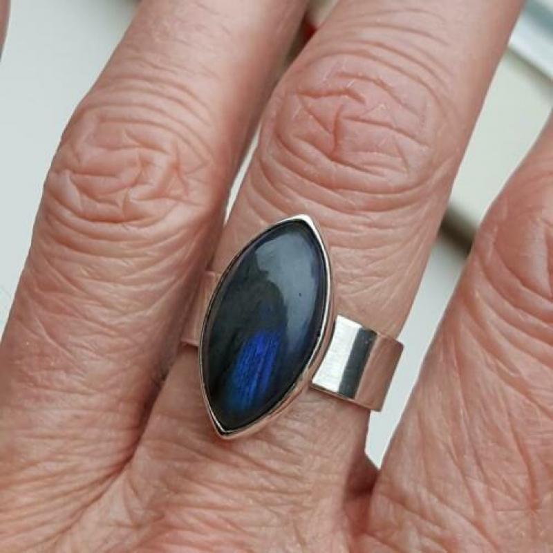 Mooie nw. handgemaakte zilveren ring met Labradoriet mt 18