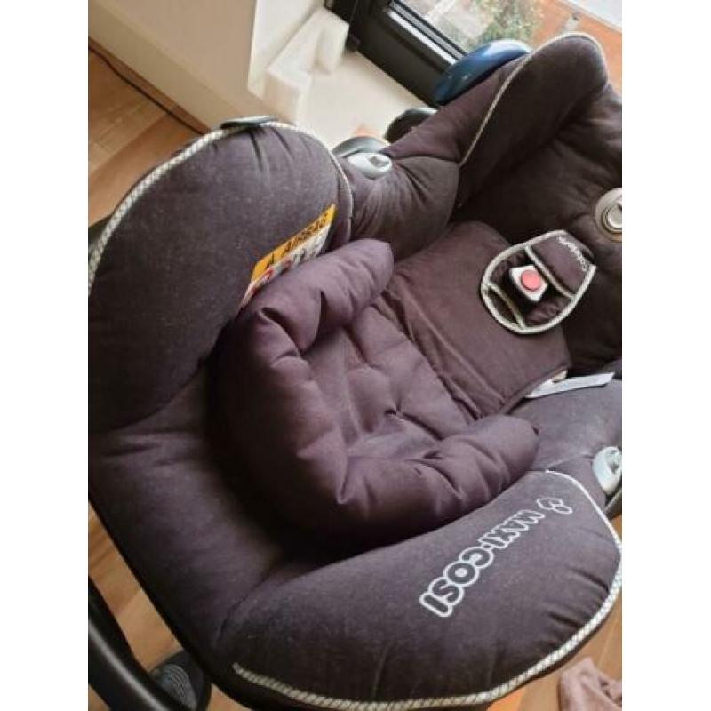 Maxicosi Cabriofix, babyinzet, adapters en zomerhoes