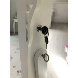 Staand spiegel met sieraden houder