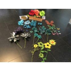 Mooie verschillende kleuren kunstbloemen en decoraties