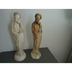 Twee dezelfde grote Mariabeelden