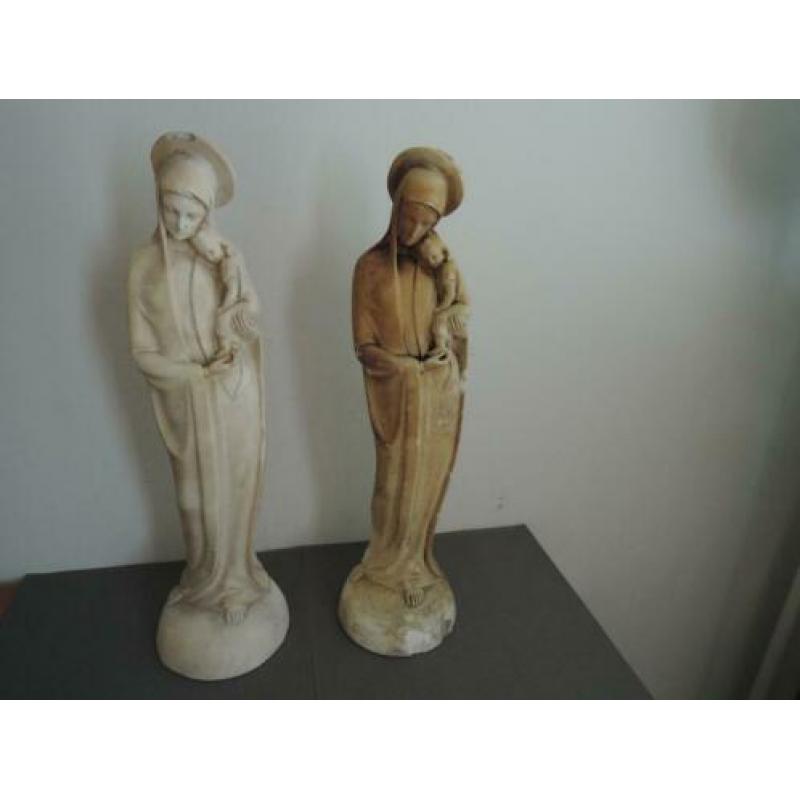 Twee dezelfde grote Mariabeelden