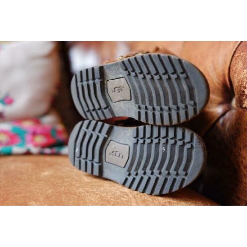 Uggs kinderlaarsjes maat 23,5