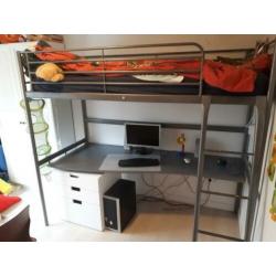 Hoogslaper IKEA-Svärta met bureaublad i.z.g.st.
