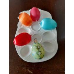 Oude brocante vintage eierschaal met eieren
