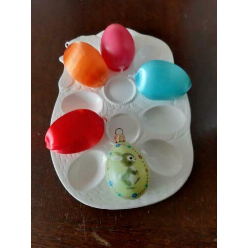 Oude brocante vintage eierschaal met eieren