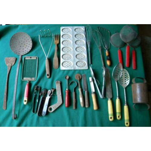 26 stuks oud keukengereedschap.