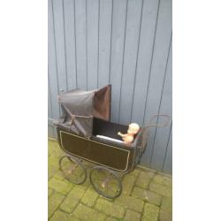 antieke poppenwagen