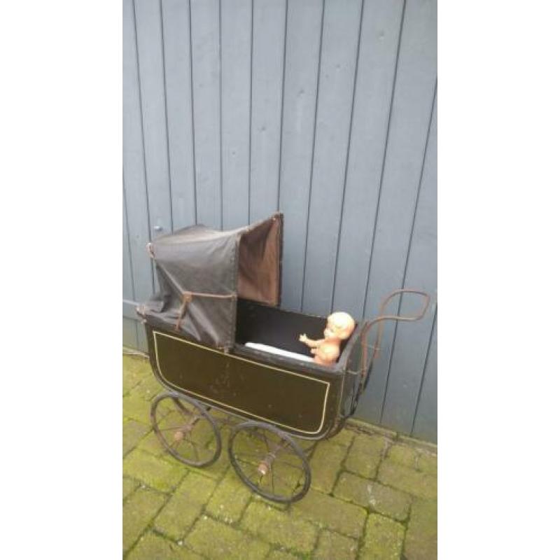 antieke poppenwagen