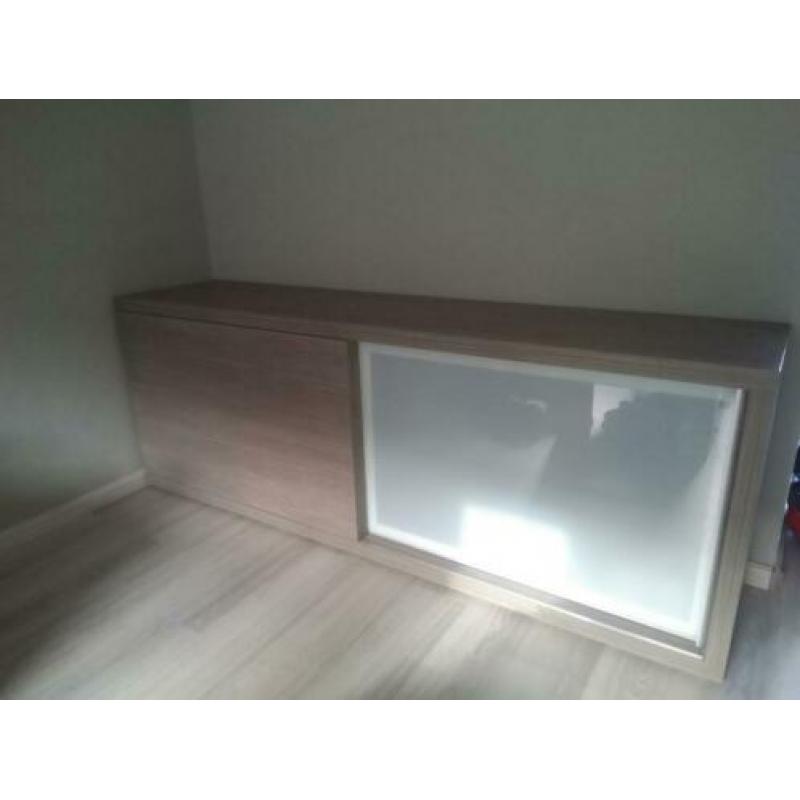 Set meubels dressoirs en tafel van Sanders