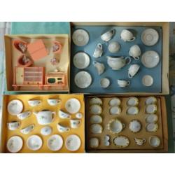 1950s Speelgoed: Kinderservies (3x), Meubeltjes, Bordspellen